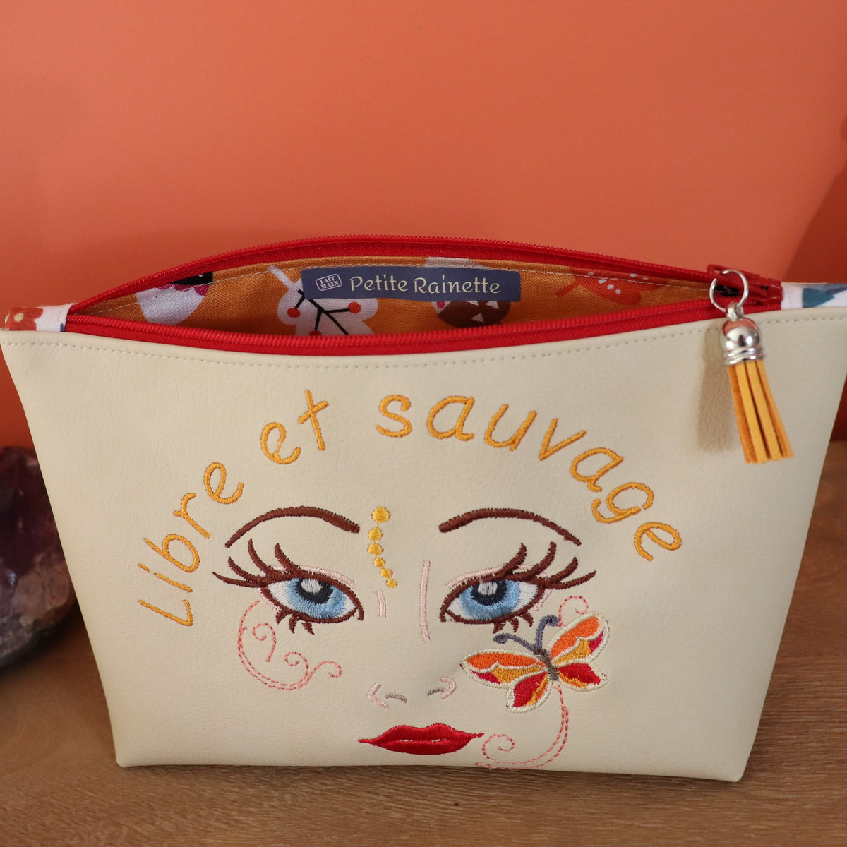 trousse femme brodée visage féminin libre et sauvage écru