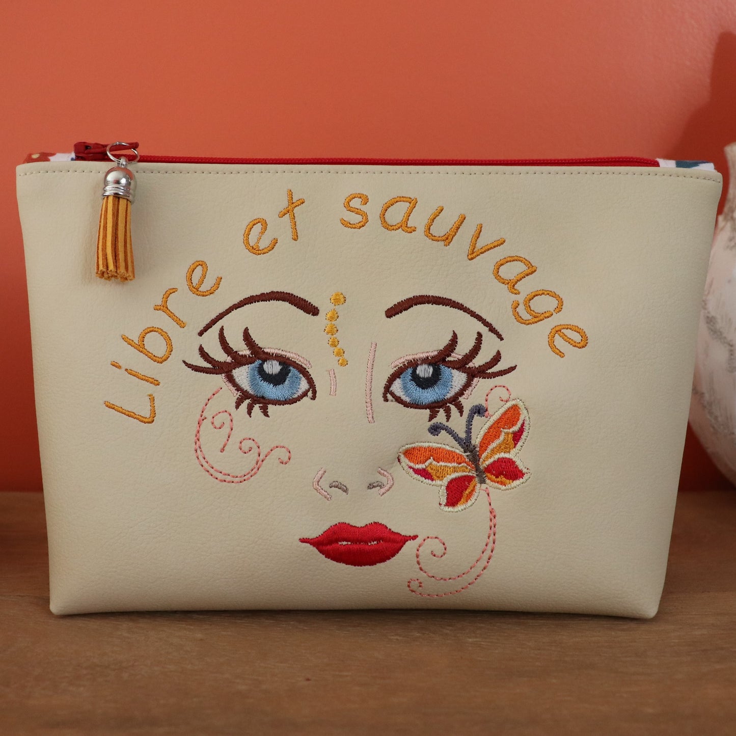 trousse femme brodée visage féminin libre et sauvage écru
