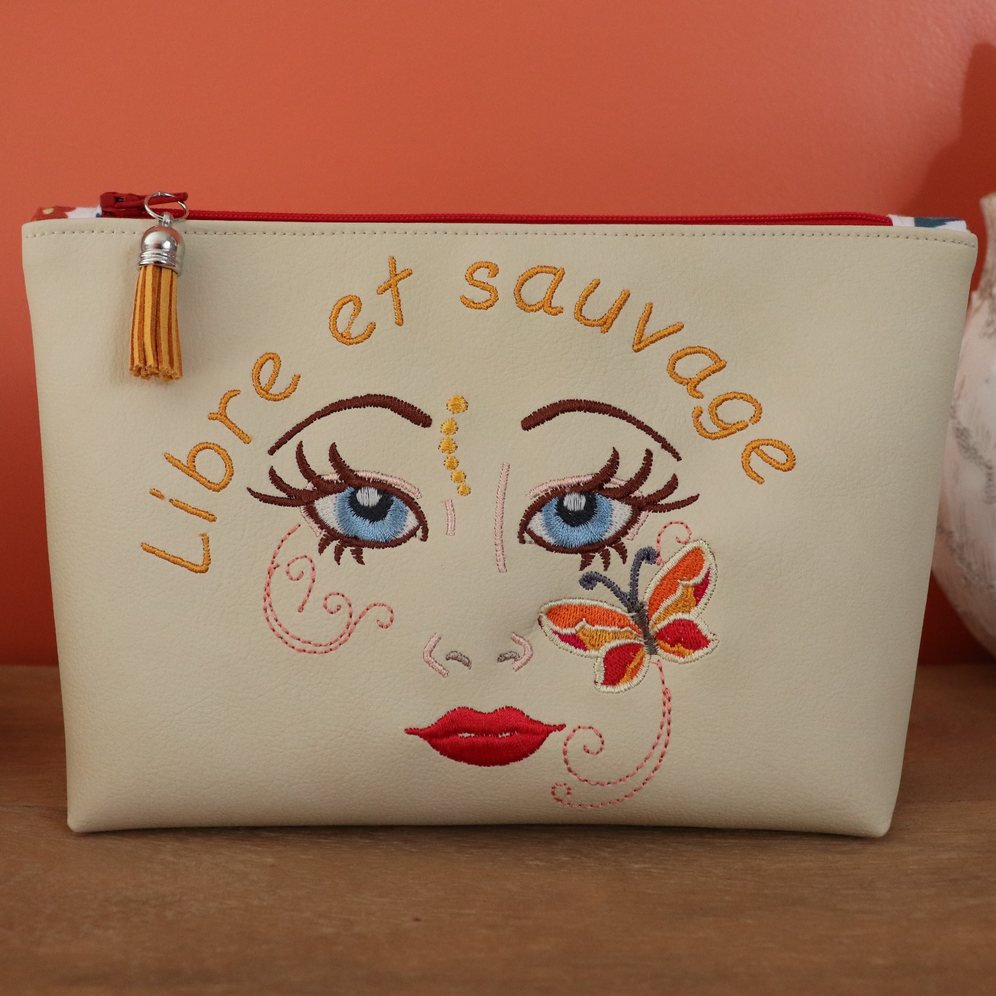 trousse femme brodée visage féminin libre et sauvage écru