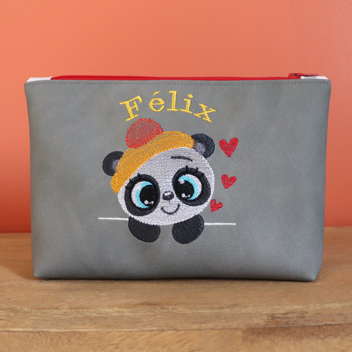 Trousse panda personnalisée avec prénom brodé en simili cuir gris